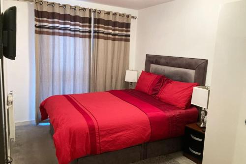 克罗伊登Superb Apartment CR0的一间卧室配有红色的床和红色毯子