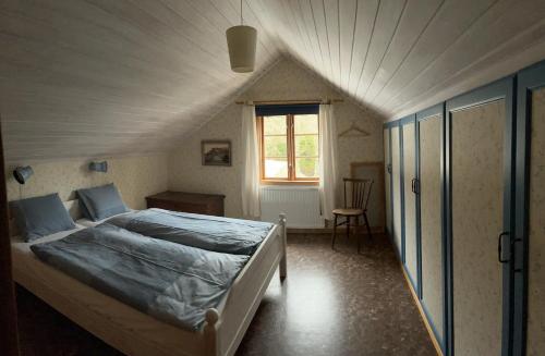 维默比Runeholm的阁楼上的卧室配有一张大床