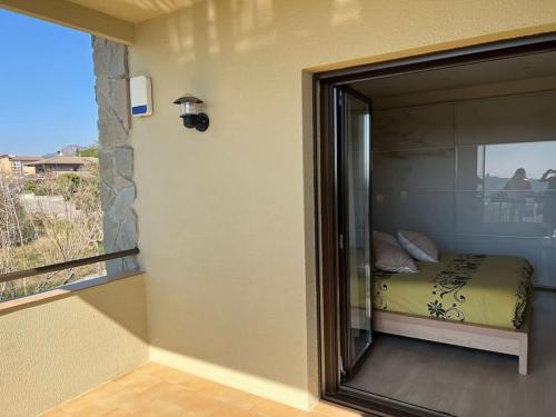 科尔百托Casa, parque natural de Montserrat cerca Barcelona的卧室享有一张床和窗户的景致。
