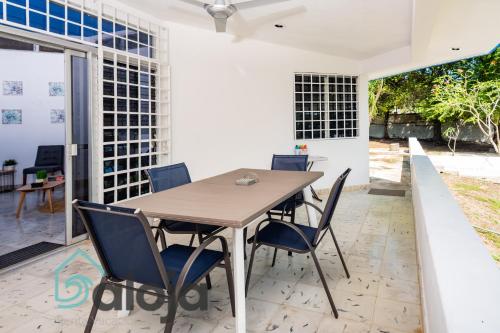 巴卡拉尔Villa Xtohil with private access to the magic 7 colors lagoon的一间带木桌和椅子的用餐室