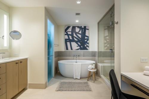 凯彻姆Limelight Hotel Ketchum的浴室配有白色浴缸和水槽