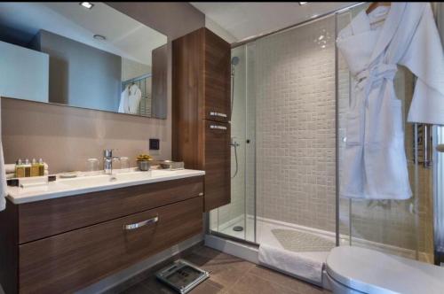 伊斯坦布尔Antasya Residance-Fraser Place的带淋浴、盥洗盆和卫生间的浴室