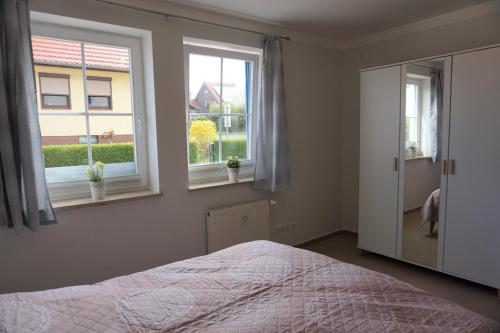 格洛韦Merikoti的一间卧室设有一张床和两个窗户。