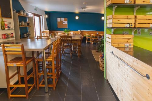 LochalineHighland Basecamp的用餐室配有木桌和椅子