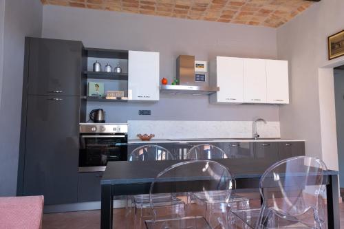 卡斯塔诺兰泽Alla Torre - nel cuore del Borgo storico的厨房配有桌椅和冰箱。