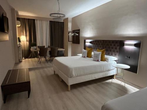 巴里安科拉巴西亚米住宿加早餐旅馆的大型酒店客房设有一张床铺和一张桌子。
