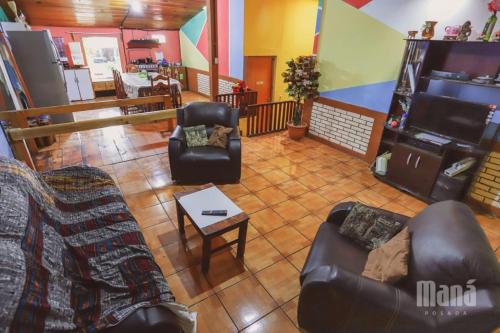 圣胡安拉拉古纳Posada Maná的客厅配有两张沙发和一张桌子