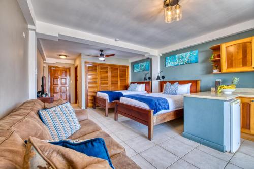 博卡斯德尔托罗热带套房酒店的客厅配有床和沙发