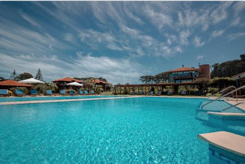 埃斯特角城Il Belvedere的度假村内的大型蓝色海水游泳池