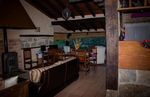 纳瓦孔塞霍CASA RURAL EL RONDILLO的一间带桌椅和壁炉的餐厅