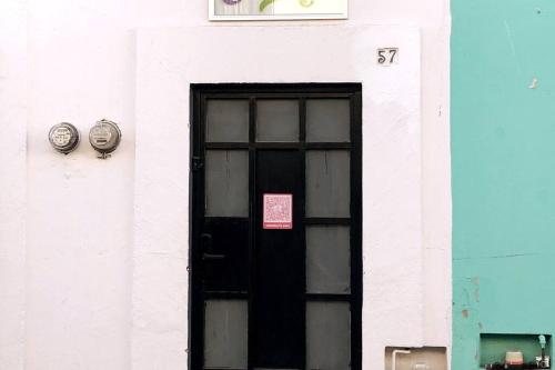 多洛雷斯-伊达尔戈La Casa de Colores.的上面有红色标志的黑色门