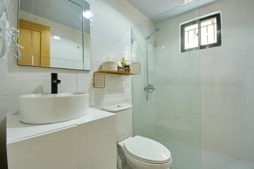 圣地亚哥洛斯卡巴The apartment you dreamed of 2 !的白色的浴室设有水槽和卫生间。