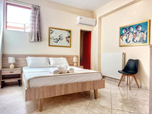 RodhiáVilla Balcony, Cozy Villa with Amazing View的卧室配有床、椅子和窗户。