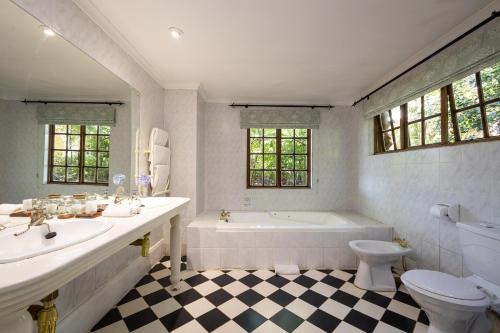 霍维克Halliwell Country Inn的带浴缸、盥洗盆和卫生间的浴室