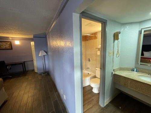 孟菲斯KINGS INN- Medical Downtown Midtown Memphis的浴室配有卫生间、盥洗盆和浴缸。