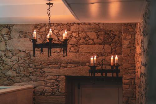 圣玛尔塔迪佩纳吉昂Quinta de Travassinhos- Douro Valley的吊灯,烛挂在壁炉上