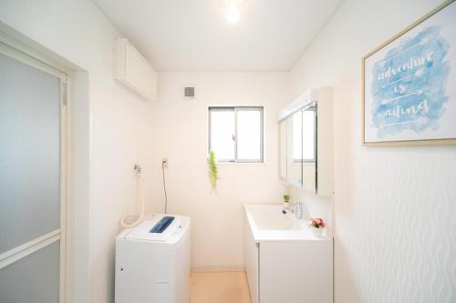 四日市Yokkaichi - House - Vacation STAY 68949v的白色的浴室设有水槽和卫生间。