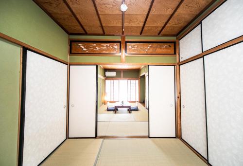 四日市Yokkaichi - House - Vacation STAY 68949v的门廊和桌子的房间