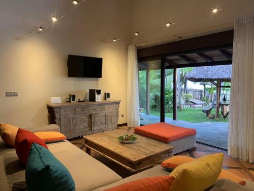 贝岛Villa Mbolatsara的客厅配有沙发和桌子