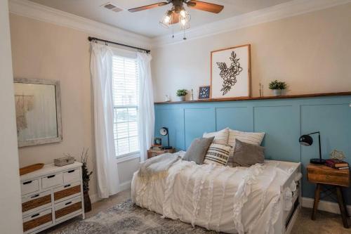PiedmontCharming 5 Bedroom spacious Home (sleeps 12-14)的一间卧室配有一张床和吊扇