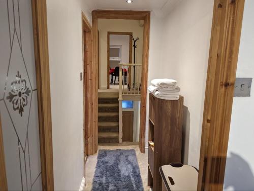 伦敦Fully-equipped flat in the city of London.的走廊上设有蓝色地毯的楼梯