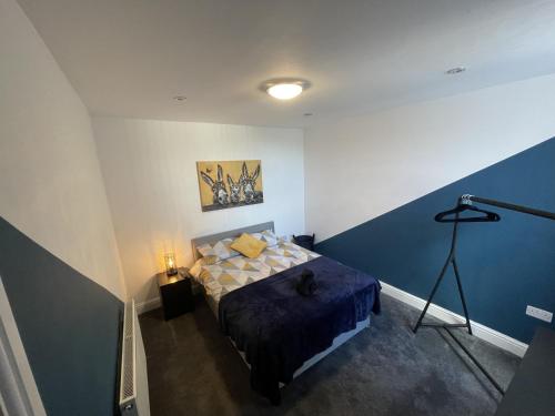 利物浦Anfield accomodation的一间卧室配有一张蓝色墙床
