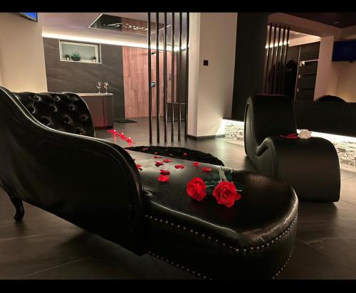 梅斯Loveroom Metz Spa Privatif的客厅里设有一张玫瑰花沙发