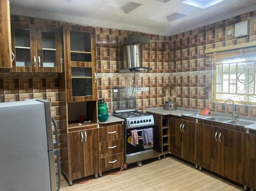 IlesaS&Y Apartment的厨房配有木制橱柜和炉灶烤箱。