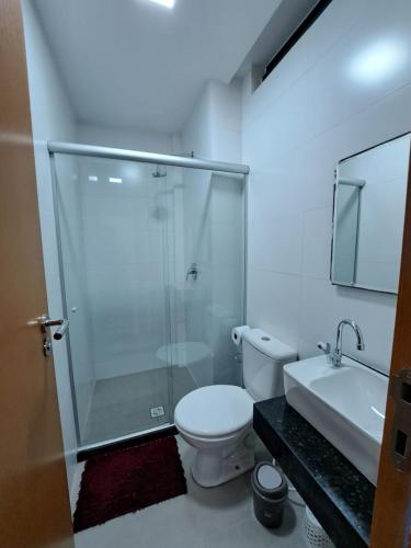 伊波茹卡Apartamento com piscina no Condominio Maraca2的带淋浴、卫生间和盥洗盆的浴室