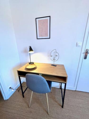 凯恩Giena - SILS的一张桌子,上面有椅子和一盏灯