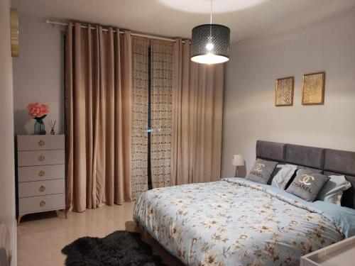 阿吉曼Walk to the Beach, Charming 3-Bedroom Home in Ajman Corniche Residences的一间卧室设有一张床和一个大窗户
