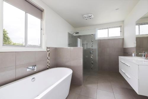 沃纳姆堡Ellenora的白色的浴室设有浴缸和水槽。