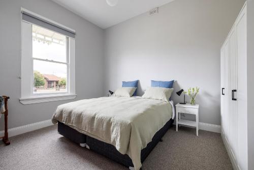 沃纳姆堡Ellenora的白色的卧室设有一张大床和一个窗户