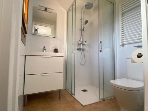 圣洛伦索-德莫鲁尼斯Allotjament Cal Bru的带淋浴和卫生间的白色浴室