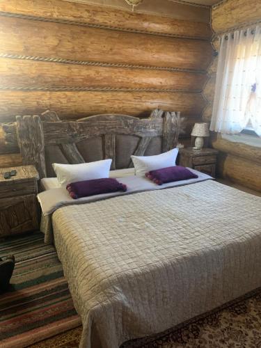 Popas Regal的一间卧室设有一张带木墙的大床