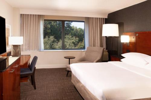 达拉姆Marriott Raleigh Durham Research Triangle Park的一间设有大床和窗户的酒店客房