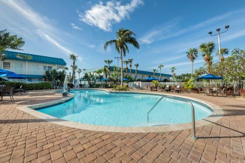 可可比奇可​​可海滩贝斯特韦斯特套房酒店的棕榈树度假村的游泳池