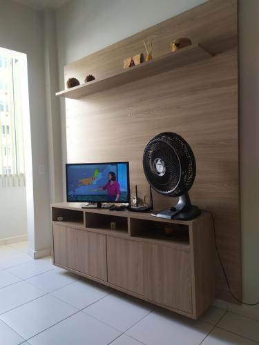 里约热内卢Quarto e Sala completo的一间带风扇和电视的客厅