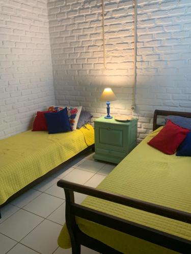 安格拉杜斯雷斯Casa da Baía的两张睡床彼此相邻,位于一个房间里