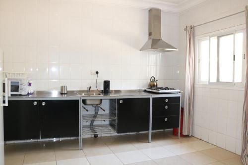 SukutaThe Rink Apartment's的厨房配有水槽和台面