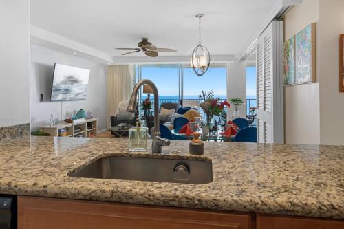 卡哈纳Sapphire Oasis- Heavenly Ocean View and Resort的一个带水槽的厨房和一间客厅