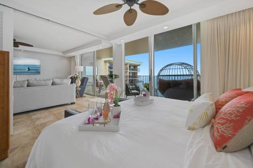 卡哈纳Sapphire Oasis- Heavenly Ocean View and Resort的一间带白色床的卧室和一间客厅
