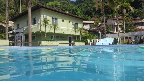 安格拉杜斯雷斯Casa da Baía的房屋前的大型游泳池