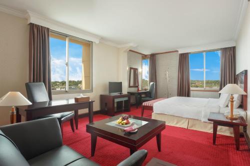 打拉根塔拉坎瑞士贝尔酒店的酒店客房设有床和客厅。