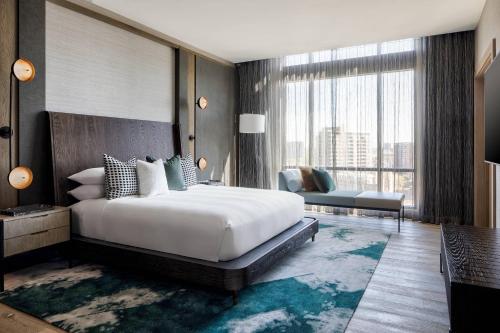 达拉斯Marriott Dallas Uptown的一间卧室设有一张大床和一个大窗户