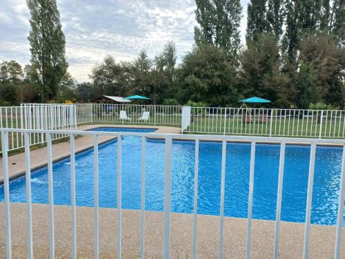 平托罗沙度假屋的游泳池旁的围栏