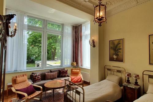 德累斯顿Ferienwohnungen Villa Haniel Carl的客厅配有床、沙发和桌子