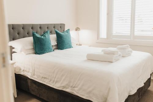 克莱尔克莱尔谷磨房公寓的卧室配有带蓝色枕头的大型白色床