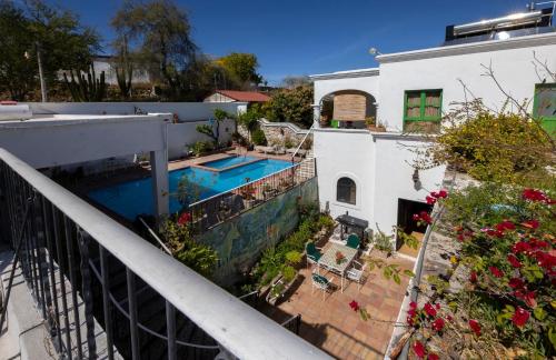 阿拉莫斯Serena Vista的享有带游泳池的房屋的空中景致