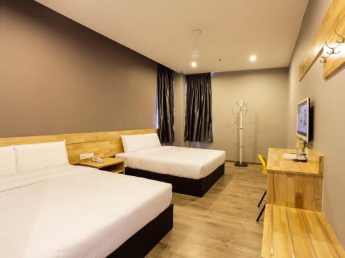 怡保苏利亚18号酒店的酒店客房设有两张床和电视。